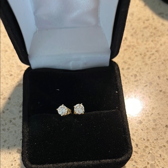 Elegant 14 kt yellow Gold and naturaldiamond .5 ct Stud...